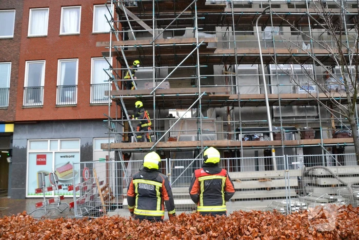 Planken dreigen van steiger te waaien