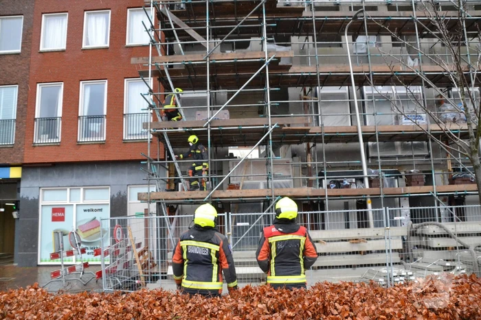 Planken dreigen van steiger te waaien