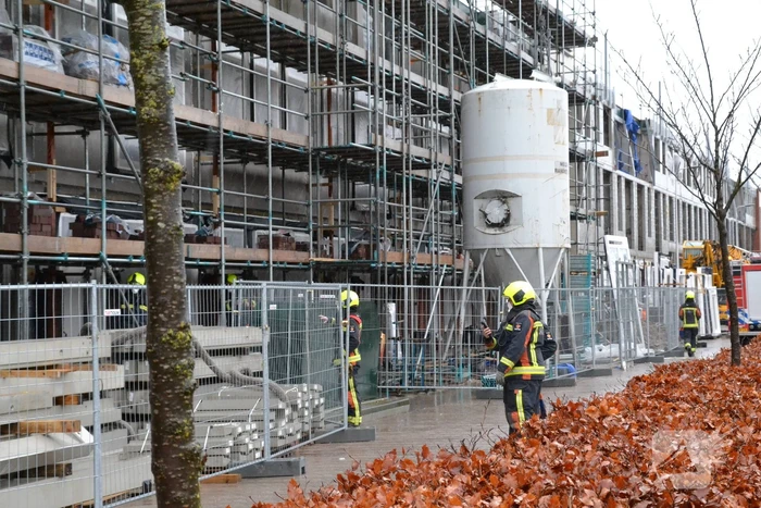 Planken dreigen van steiger te waaien