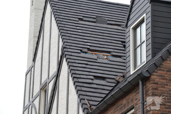Dakpannen waaien van dak