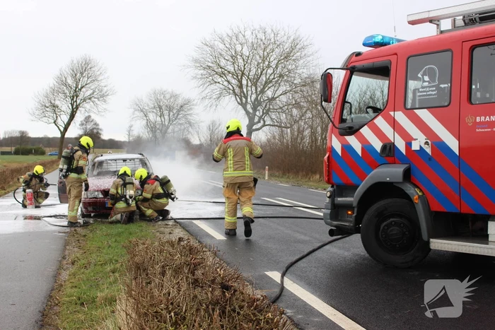 Auto brandt volledig uit