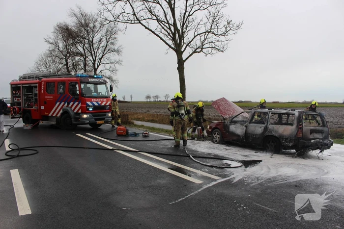 Auto brandt volledig uit