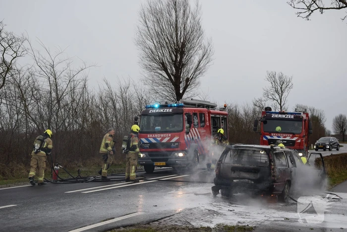 Auto brandt volledig uit