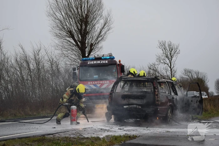 Auto brandt volledig uit