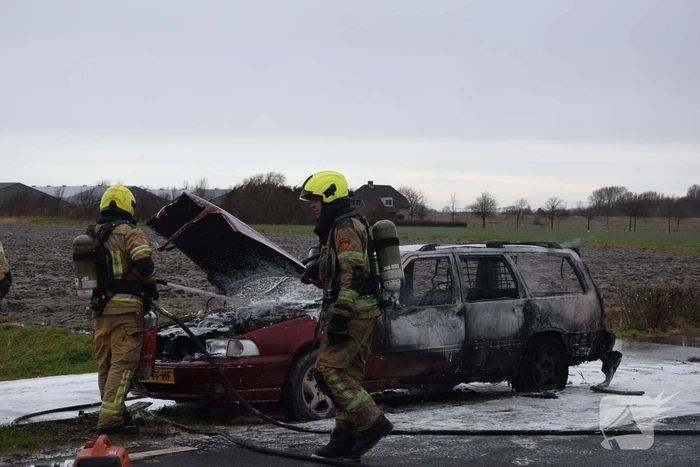 Auto brandt volledig uit
