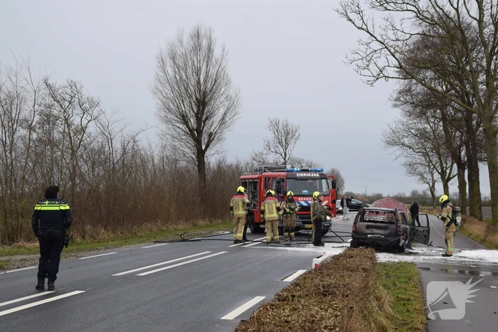 Auto brandt volledig uit