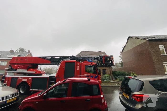 Stuk gevel waait van woning