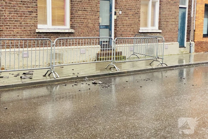 Stuk gevel waait van woning