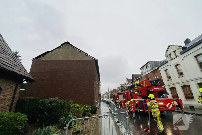 Stuk gevel waait van woning
