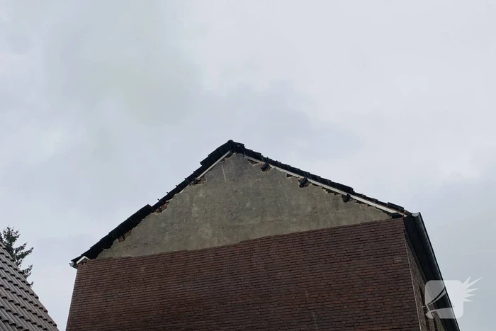 Stuk gevel waait van woning