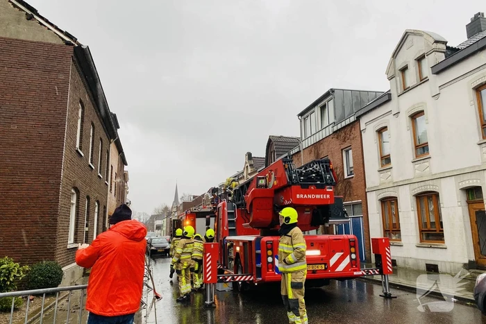 Stuk gevel waait van woning