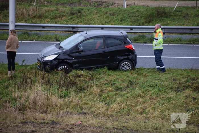 Auto raakt in slip op afrit