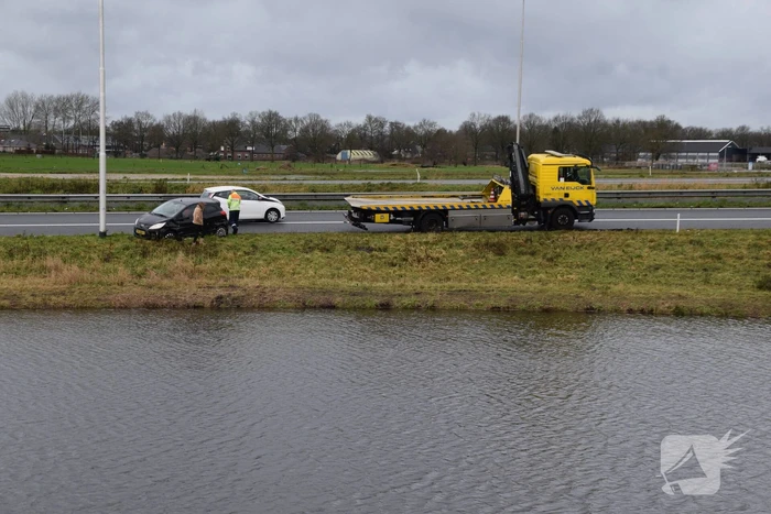 Auto raakt in slip op afrit