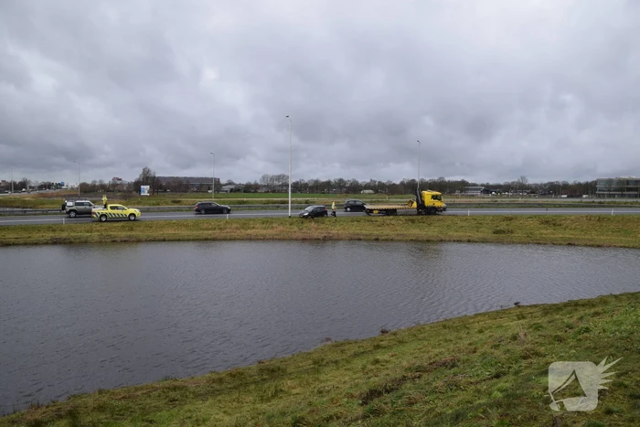 Auto raakt in slip op afrit