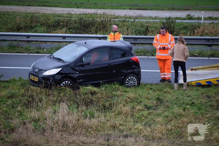 Auto raakt in slip op afrit