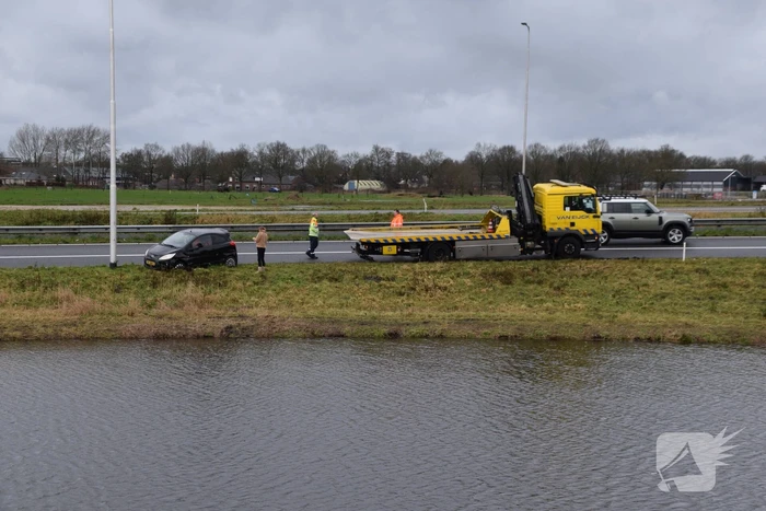 Auto raakt in slip op afrit