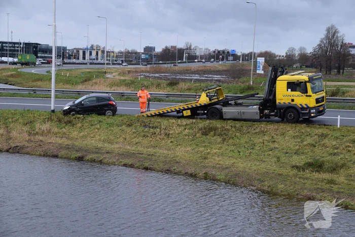 Auto raakt in slip op afrit