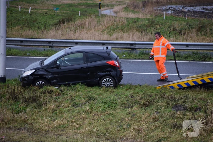 Auto raakt in slip op afrit