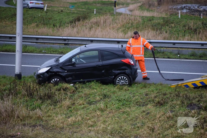 Auto raakt in slip op afrit