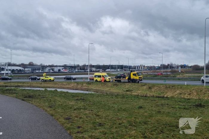 Auto raakt in slip op afrit