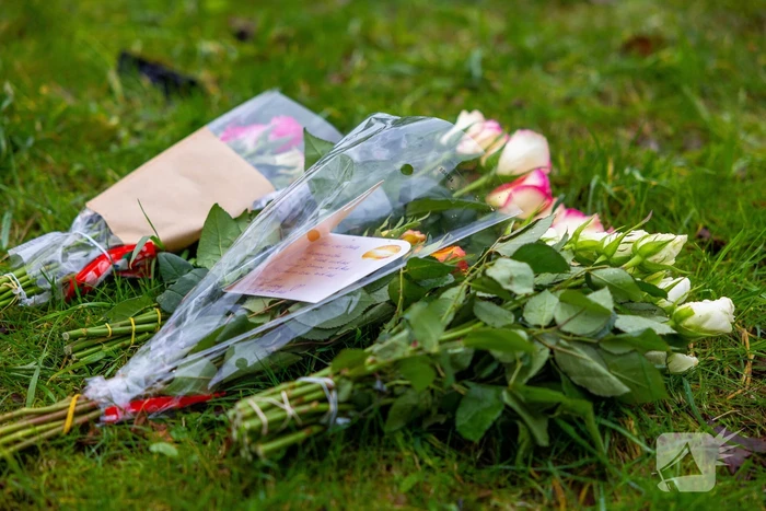 Bloemen voor omgekomen slachtoffer (52) van ernstig ongeval