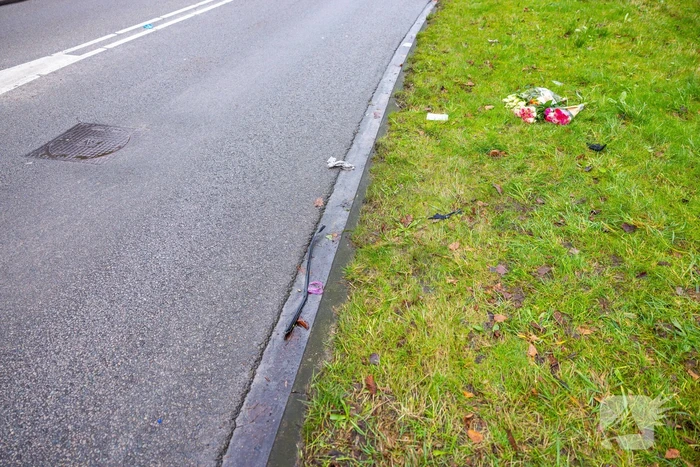 Bloemen voor omgekomen slachtoffer (52) van ernstig ongeval