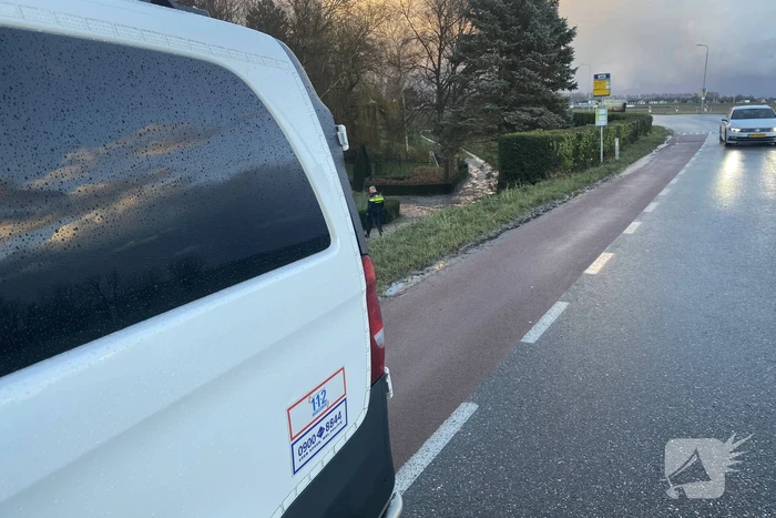 Politie-eenheden doen onderzoek op dijk