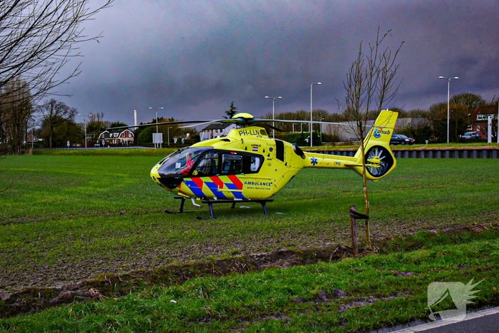 Traumahelikopter landt voor assistentie van ambulance