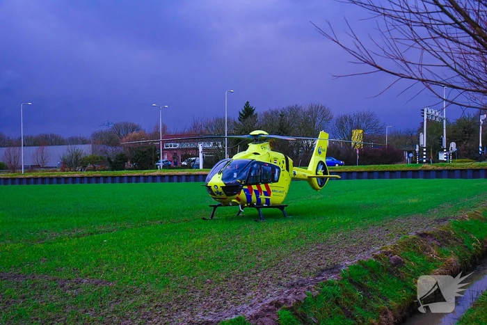 Traumahelikopter landt voor assistentie van ambulance