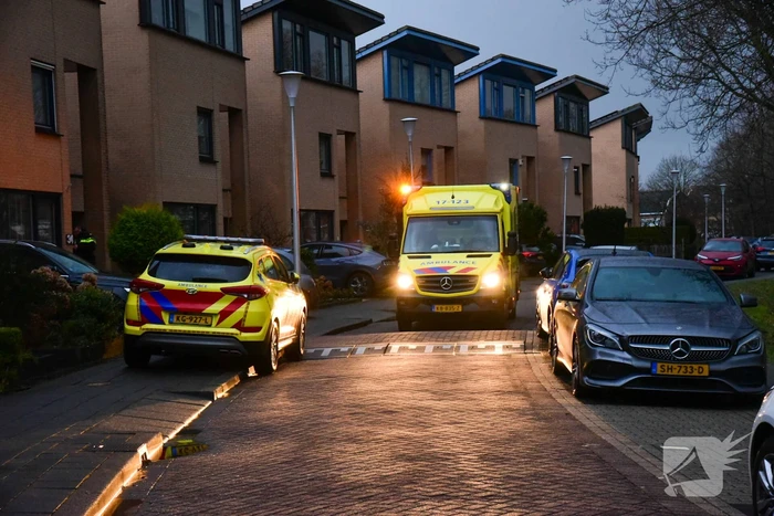 Traumahelikopter landt voor assistentie van ambulance