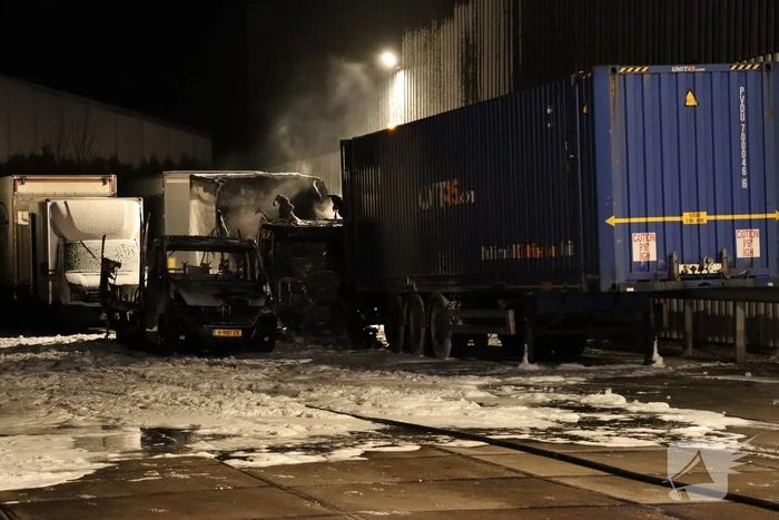 Grote brand in meerdere vrachtwagens