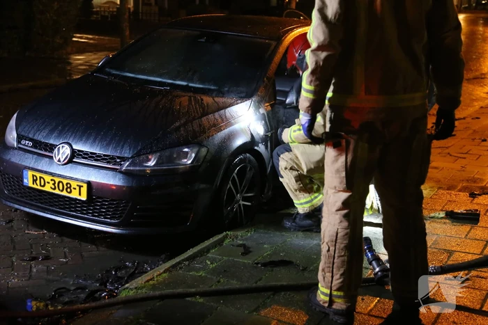 Geparkeerde auto vliegt in brand