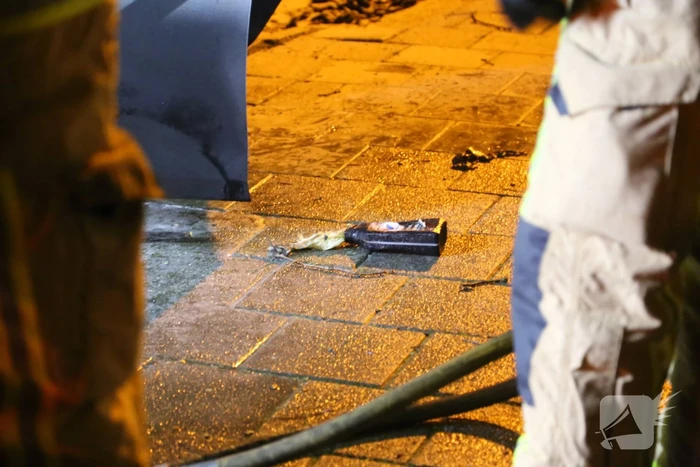 Geparkeerde auto vliegt in brand