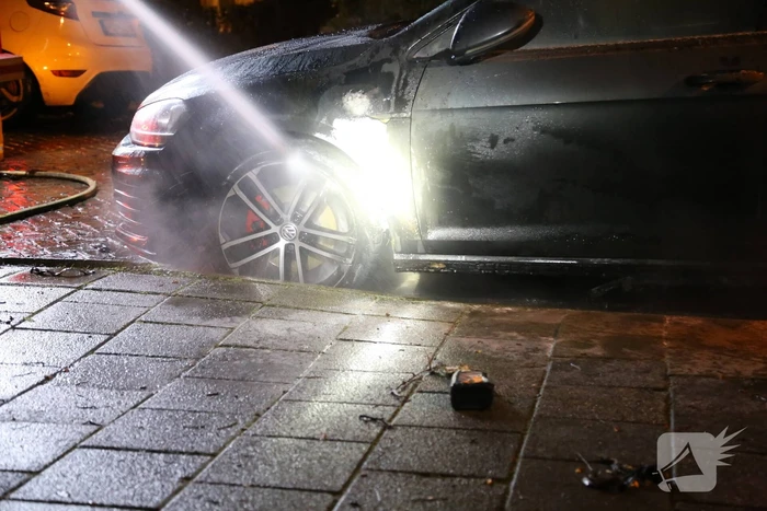 Geparkeerde auto vliegt in brand
