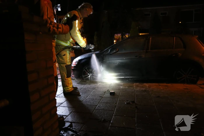 Geparkeerde auto vliegt in brand