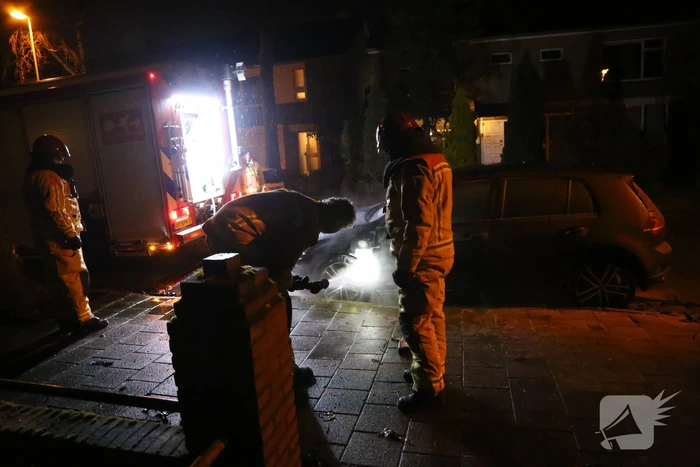 Geparkeerde auto vliegt in brand