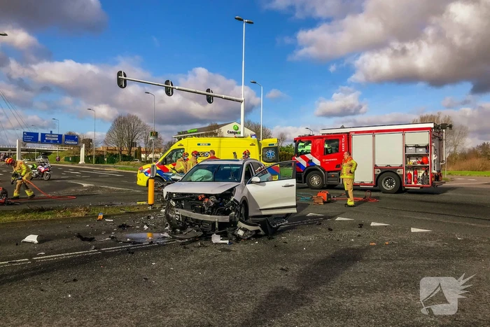 Gewonde uit auto geknipt na ongeval