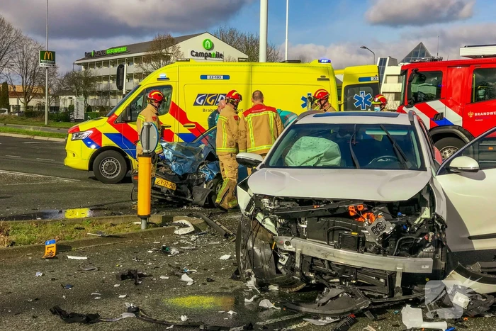 Gewonde uit auto geknipt na ongeval