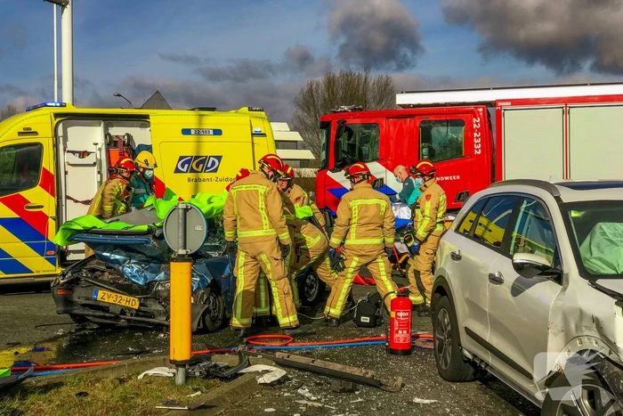 Gewonde uit auto geknipt na ongeval