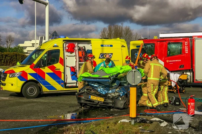 Gewonde uit auto geknipt na ongeval