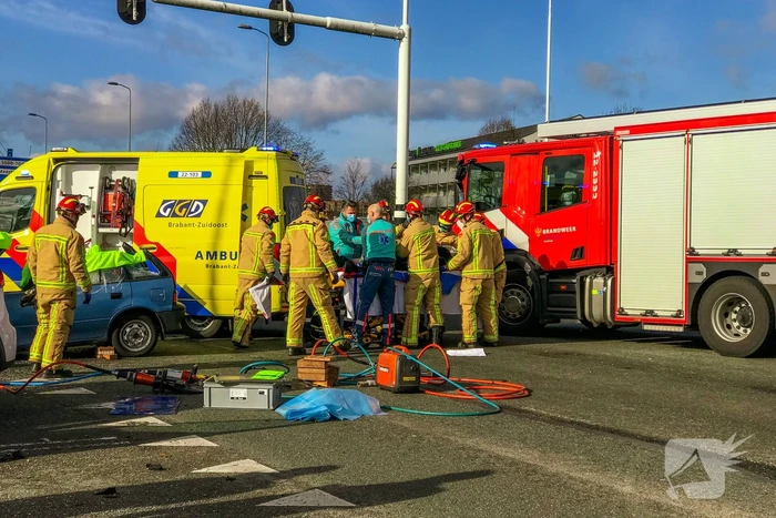 Gewonde uit auto geknipt na ongeval