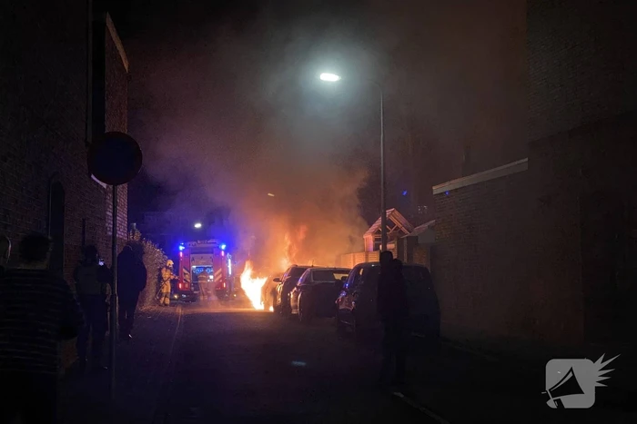 Auto gaat in vlammen op