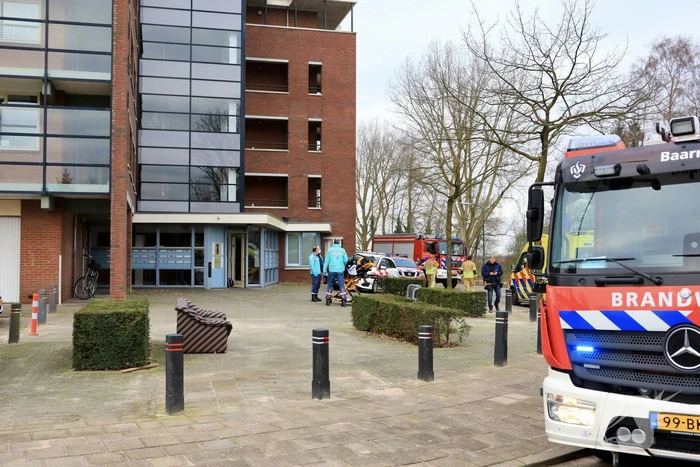 Politie breekt deur van flatwoning open
