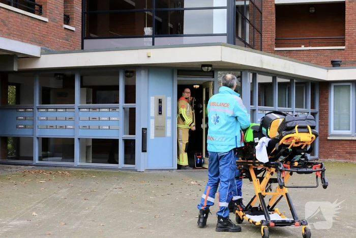 Politie breekt deur van flatwoning open