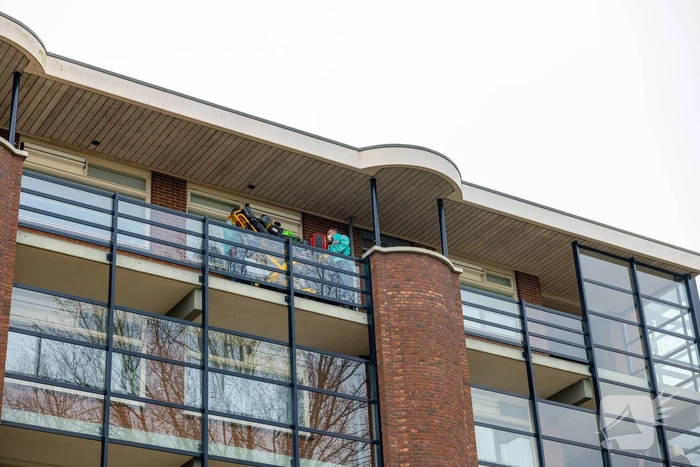 Politie breekt deur van flatwoning open