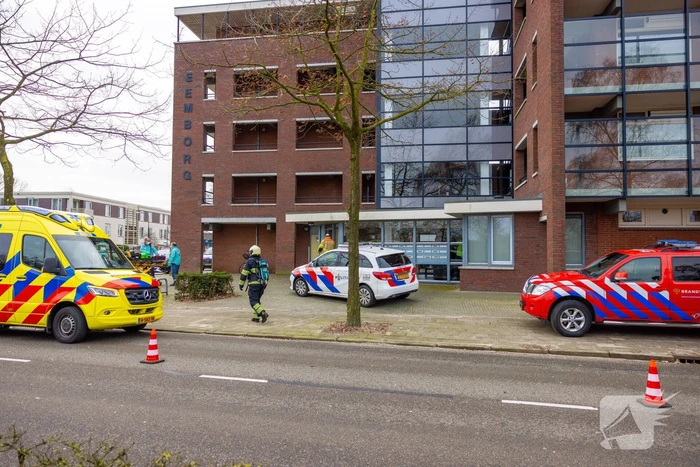 Politie breekt deur van flatwoning open