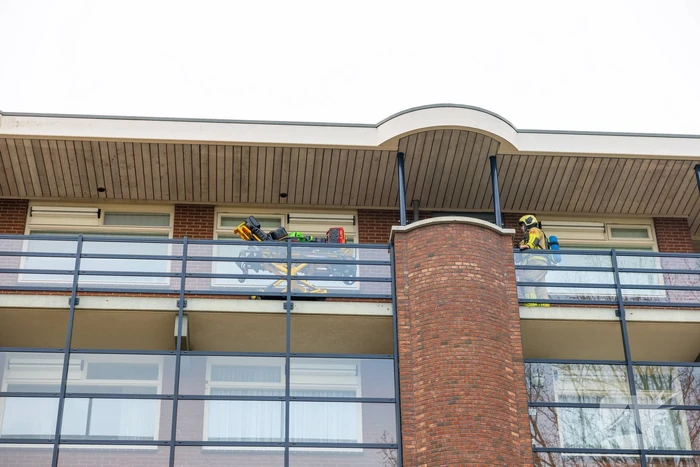 Politie breekt deur van flatwoning open