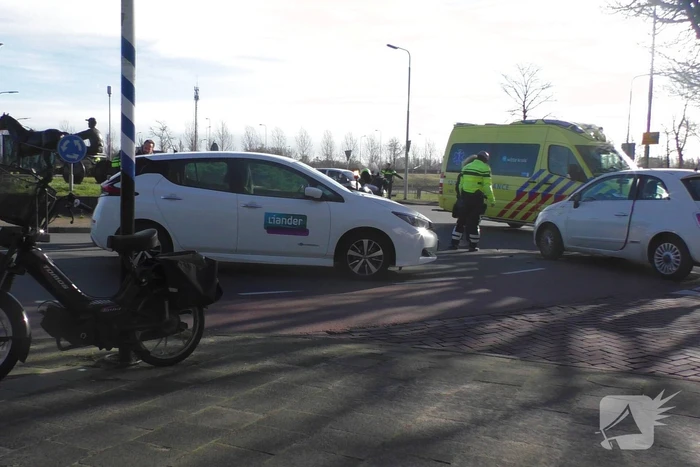 Vrouw op snorscooter gaat onderuit na botsing