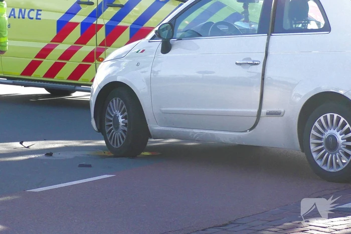 Vrouw op snorscooter gaat onderuit na botsing