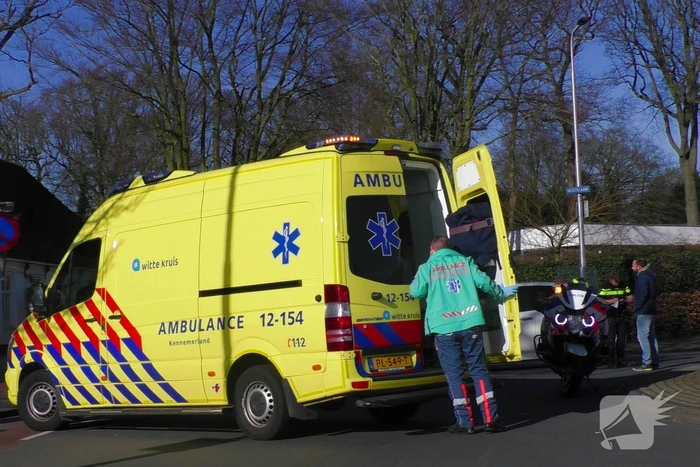 Vrouw op snorscooter gaat onderuit na botsing